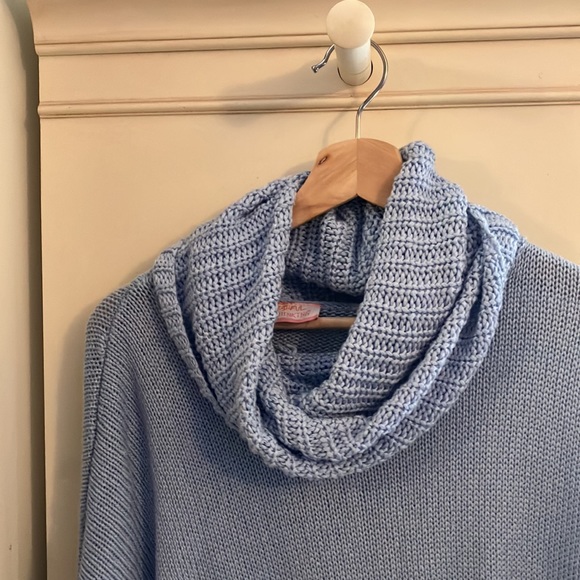 Beautiful cowl neck sweater - Picture 2 of 2